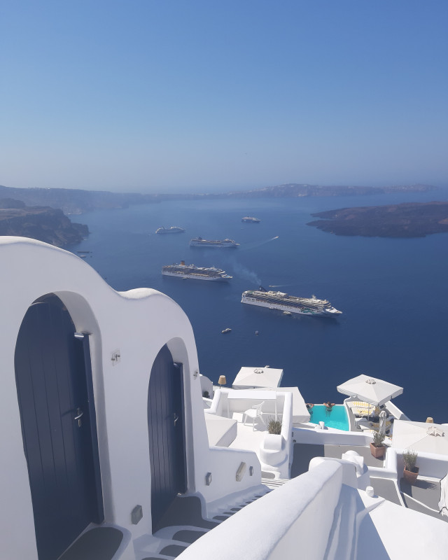 Exploring Santorini Made Effortless